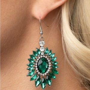 Big time twinkle green earrings